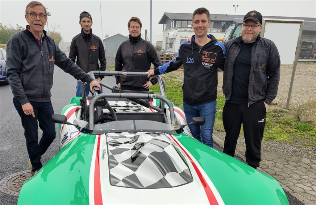 Steffen Lindgren Hansen bydes velkommen af Arion Racings administrerende direktør Asger Thierry, serviceteamet og til højre Christian Sørensen.